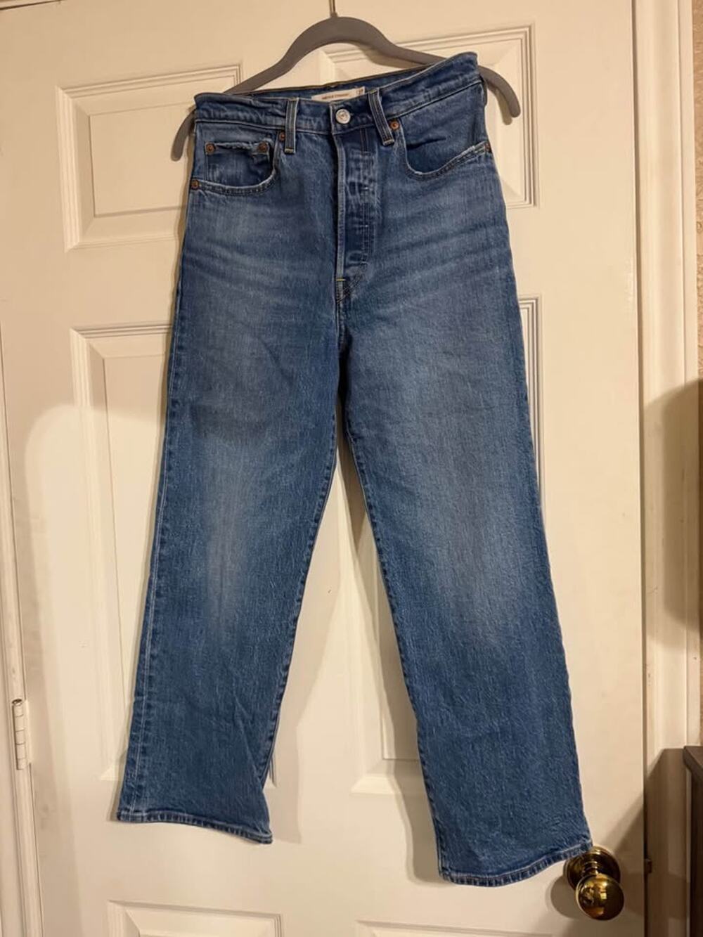 Levi’s Premium Ribcage Straight Ankle Jeans – Dance Around Medium Wash (Size 27)